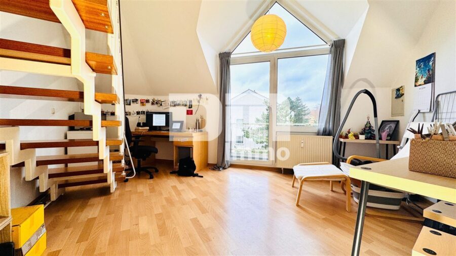 Modernes Einzimmer-Apartment mit Maisonettebereich + PKW-Stellplatz Nähe Uni - Wohn / Essbereich offen / Zugang Balkon